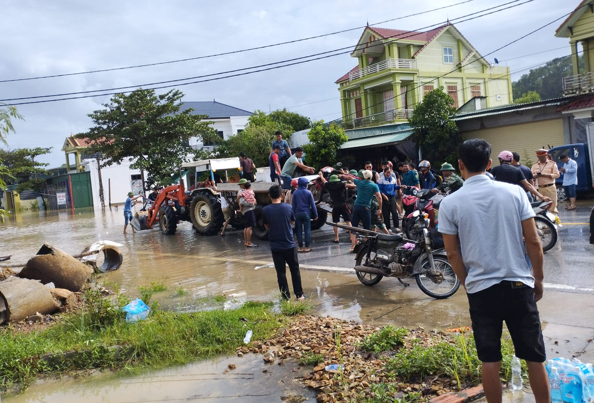 Người d&acirc;n d&ugrave;ng xe m&aacute;y c&agrave;y vận chuyển xe m&aacute;y qua khu vực bị ngập