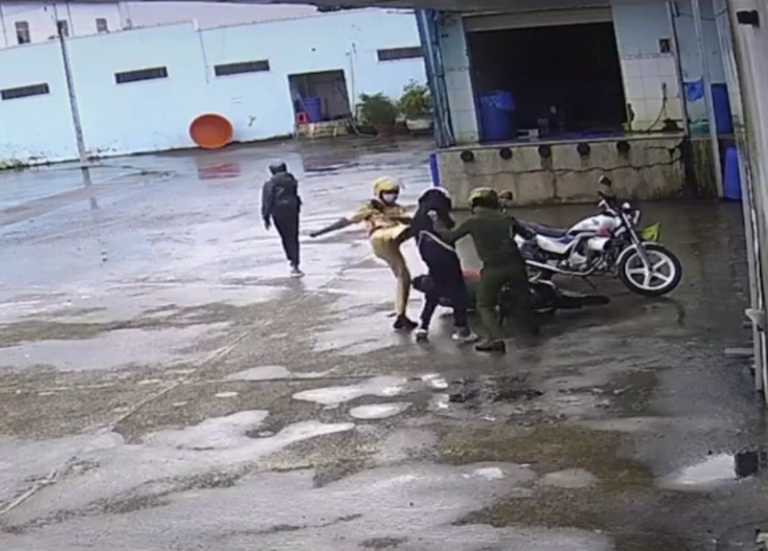 Hai người mặc cảnh phục d&ugrave;ng tay, ch&acirc;n đấm đ&aacute; hai thiếu ni&ecirc;n ni&ecirc;n chạy xe Exciter
