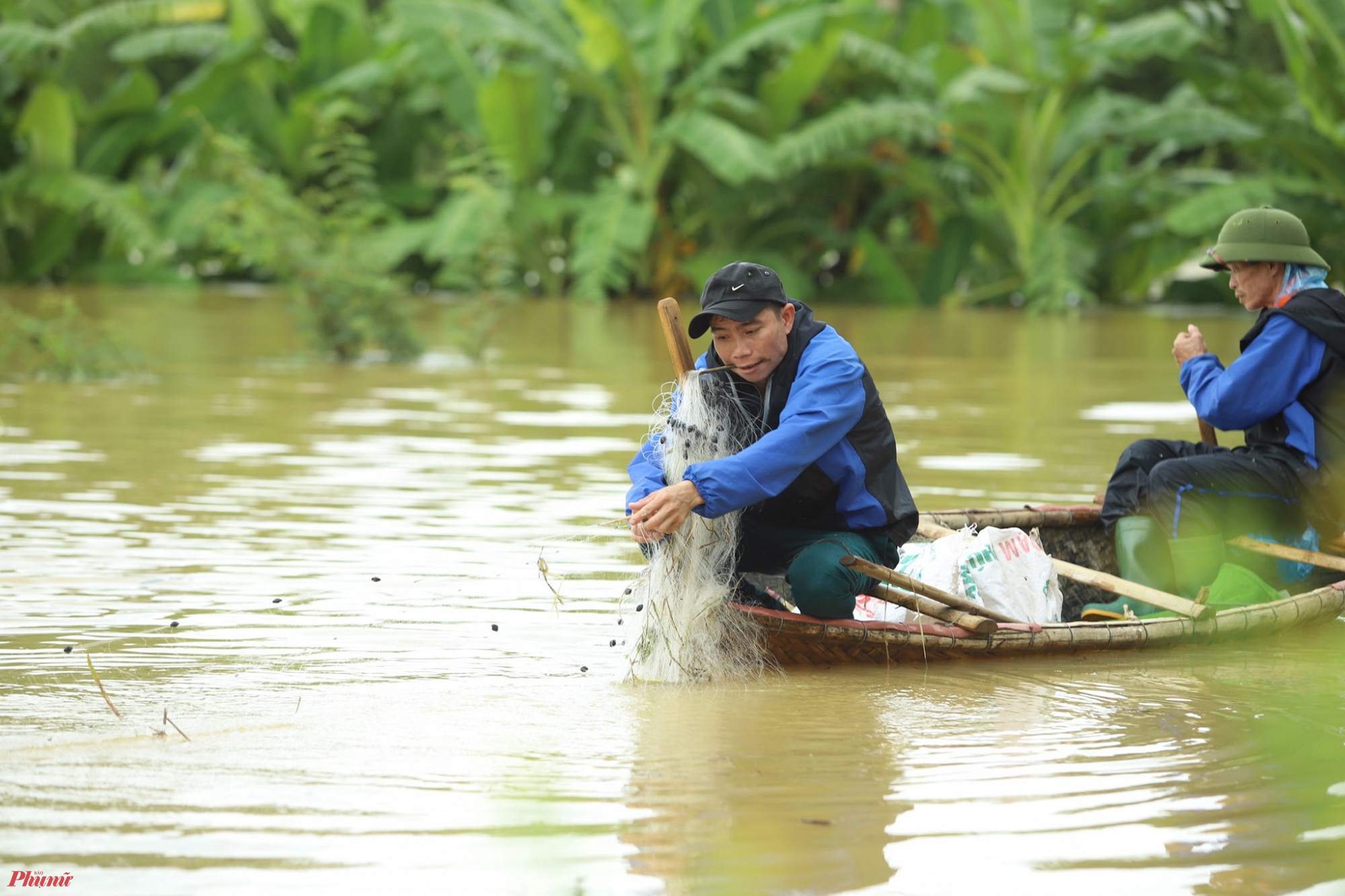 Tại huyện Anh Sơn (Nghệ An), nước lũ d&acirc;ng cao đ&atilde; khiến nhiều ao hồ nu&ocirc;i c&aacute; tr&ecirc;n địa b&agrave;n bị ngập. Lợi dụng thời điểm nước lũ về, nhiều người d&acirc;n tranh thủ mang theo lưới, v&oacute;&hellip; ra những c&aacute;nh đồng ngập băng m&agrave;u nước bạc để đ&aacute;nh bắt c&aacute;.