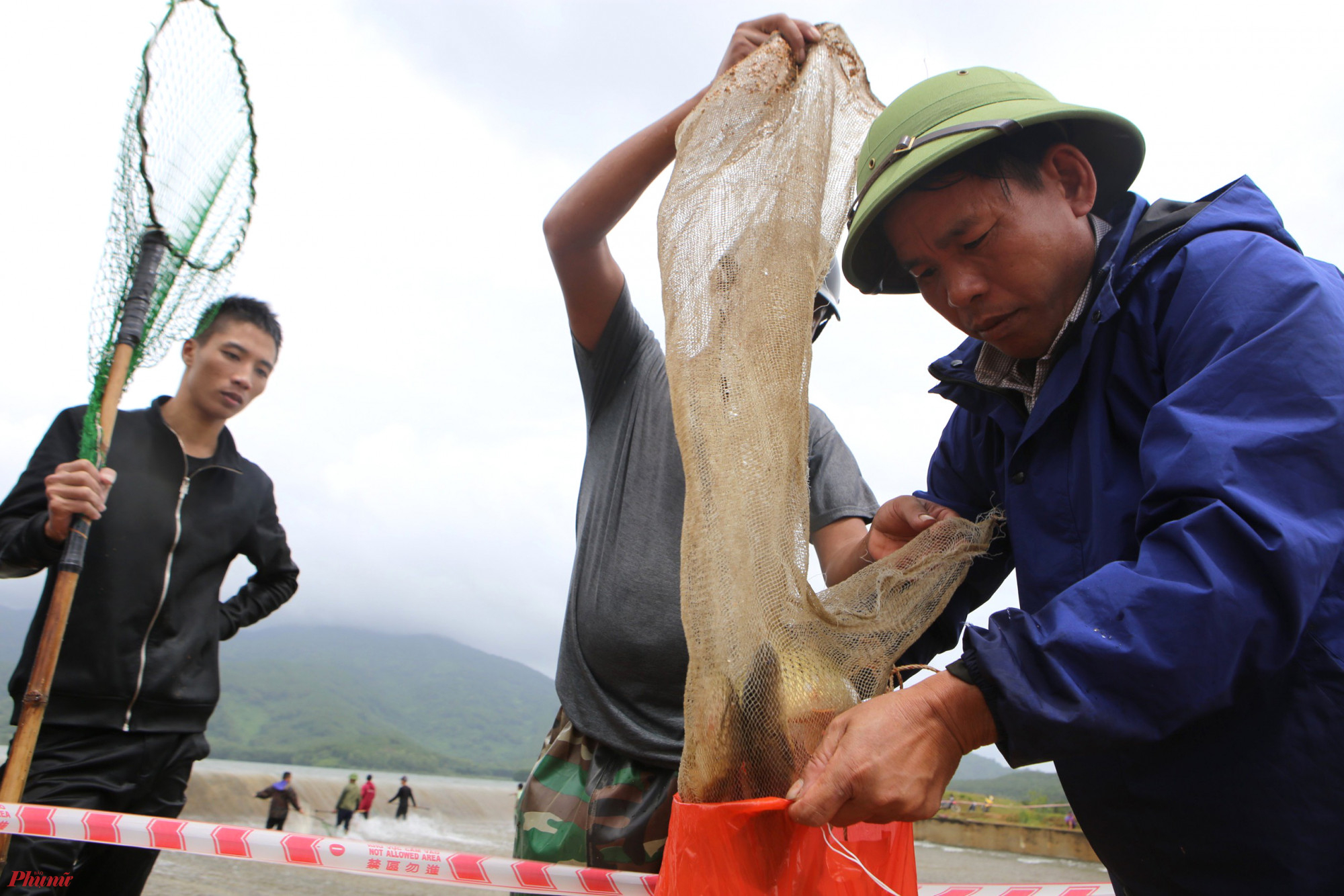 &Ocirc;ng Phan Anh Đức - Chủ tịch UBND x&atilde; Thuần Thiện cho biết, ph&iacute;a dưới tr&agrave;n nước rất s&acirc;u v&agrave; v&ocirc; c&ugrave;ng nguy hiểm nhưng người d&acirc;n bất chấp cảnh b&aacute;o. D&ugrave; ch&iacute;nh quyền x&atilde; n&agrave;y đ&atilde; cắt cử c&aacute;n bộ lu&acirc;n phi&ecirc;n, t&uacute;c trực tại đ&acirc;y khuyến c&aacute;o người d&acirc;n kh&ocirc;ng được lao xuống tr&agrave;n bắt c&aacute;, song phần lớn người d&acirc;n vẫn phớt lờ.