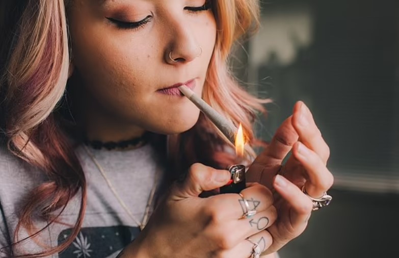 Cần sa c&oacute; t&aacute;c hại như ma t&uacute;y, n&oacute; l&agrave;m cho người sử dụng loạn thần loạn t&acirc;m thần v&agrave; sức khỏe t&acirc;m thần, ung thư v&agrave; dị tật bẩm sinh