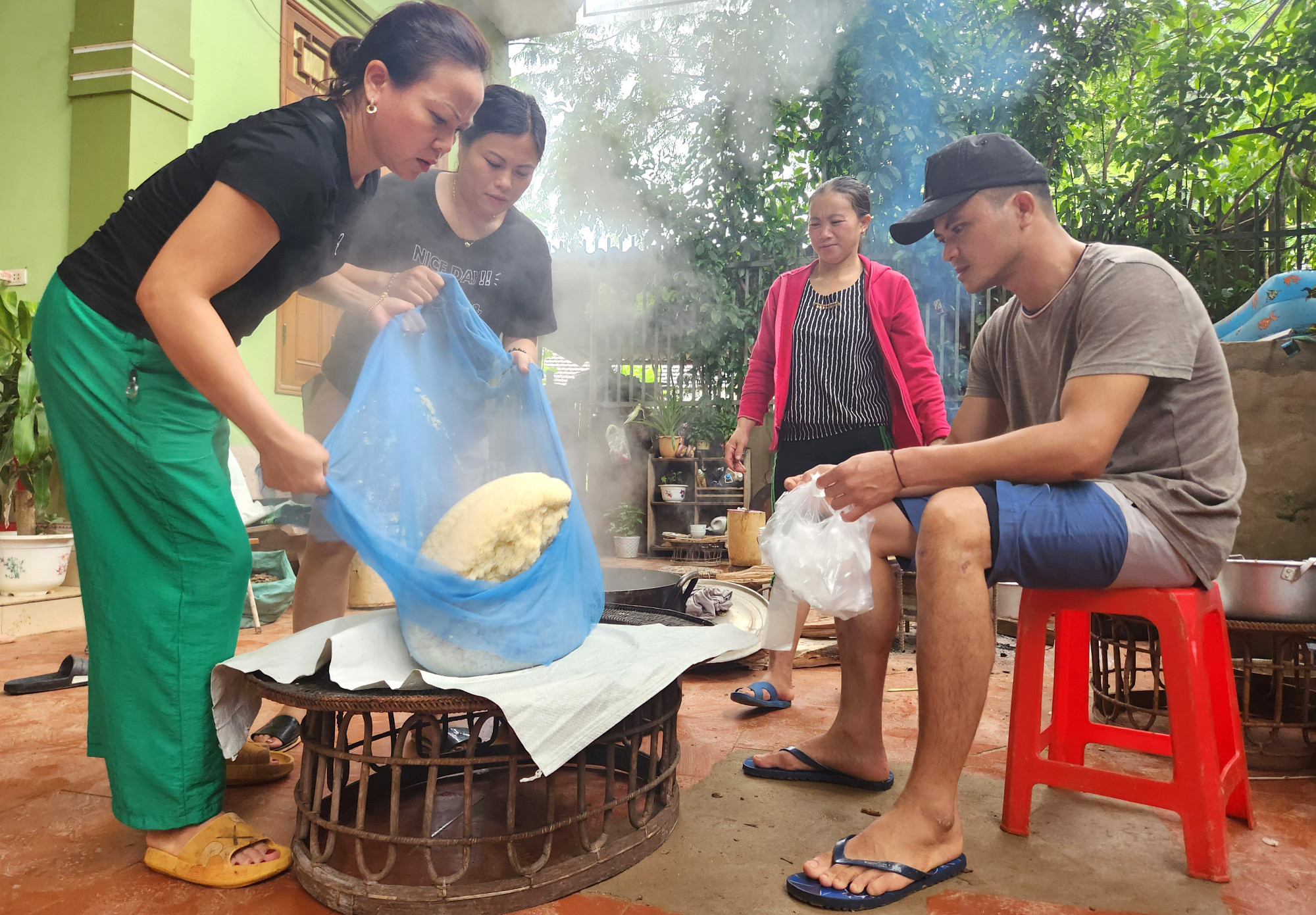 Chị Hiển cùng nhiều người dân nấu xôi hỗ trợ bà con trong xã mất nhà cửa, không còn nơi để nấu ăn