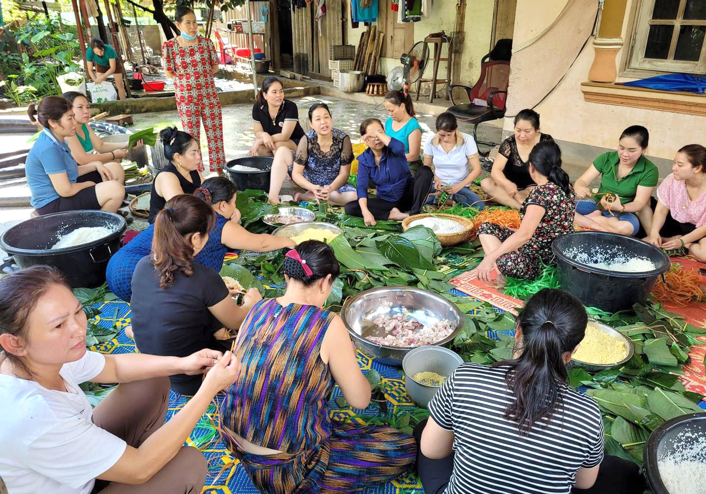 Người dân ở nhiều nơi gói bánh chưng gửi lên tiếp tế cho người dân vùng lũ Kỳ Sơn
