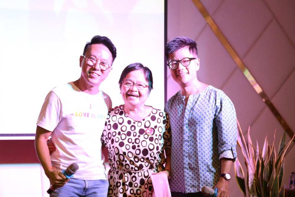 Anh v&agrave; Cưng (tr&aacute;i) c&ugrave;ng mẹ Nguyễn Thủy (th&agrave;nh vi&ecirc;n Hội PFLAG S&agrave;i G&ograve;n) tại lễ hội cặp đ&ocirc;i