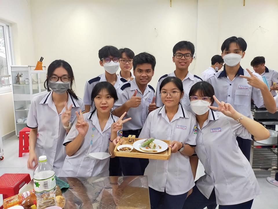 Học sinh khối 12, Trường THPT B&ugrave;i Thị Xu&acirc;n th&iacute;ch th&uacute; l&agrave;m m&oacute;n b&ograve; b&iacute;a