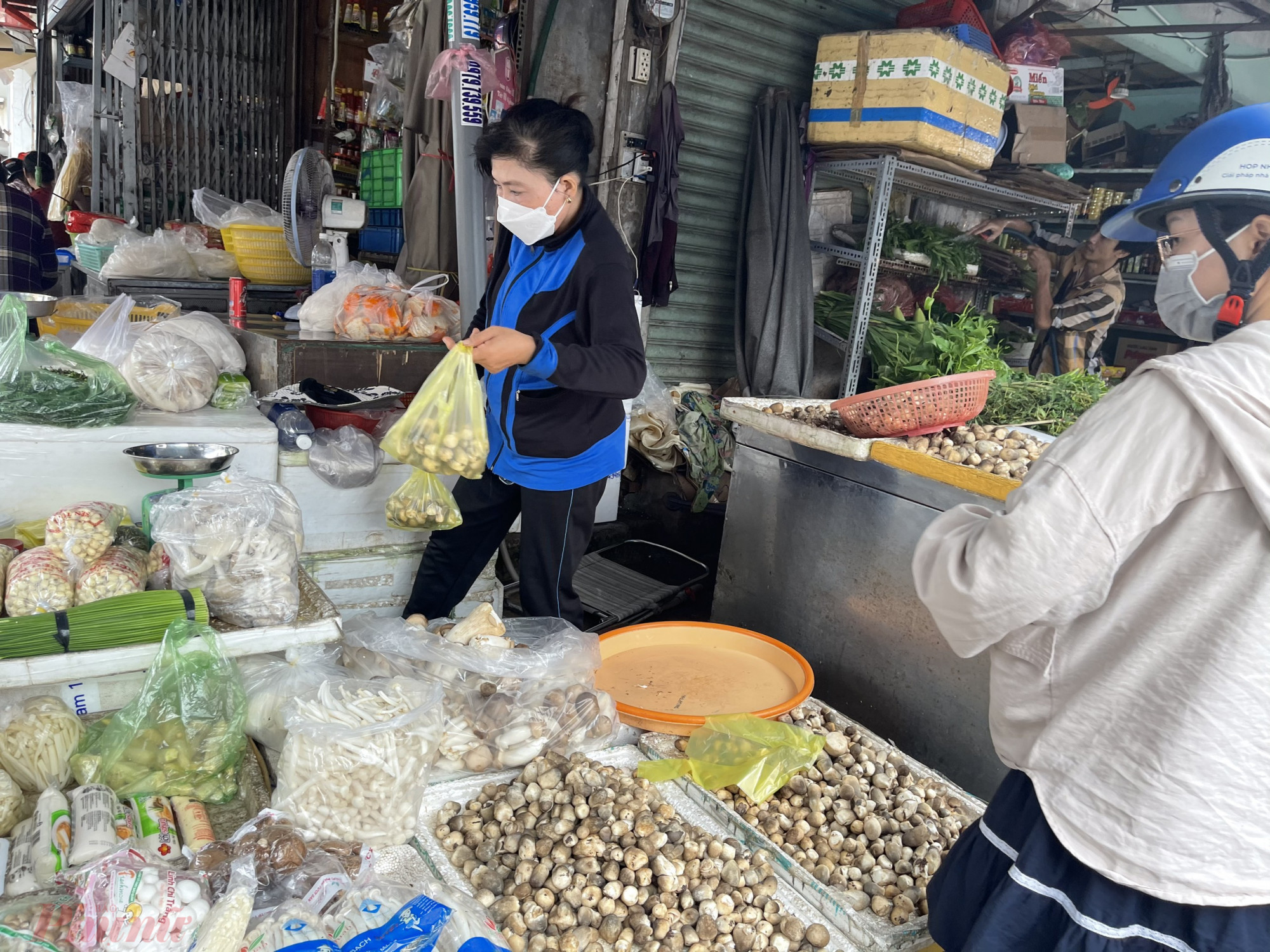 Nhiều mặt h&agrave;ng nấm b&aacute;n tại chợ lẻ dạng h&agrave;ng x&aacute;, kh&ocirc;ng r&otilde; nguồn gốc xuất xứ h&agrave;ng h&oacute;a. (Ảnh: Nguyễn C&acirc;m)