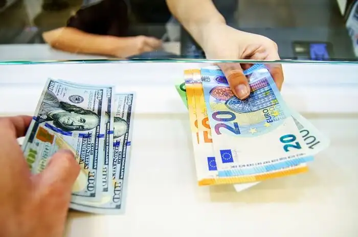 6. Một sự thay đổi sẽ l&agrave;m bạn tốt Cố gắng chuyển một số tiền sang nội tệ trước khi bạn bắt đầu cuộc phi&ecirc;u lưu của m&igrave;nh, nhưng đừng bao giờ l&agrave;m điều đ&oacute; tại s&acirc;n bay, nơi tỷ gi&aacute; hối đo&aacute;i v&agrave; c&aacute;c khoản ph&iacute; kh&ocirc;ng tương xứng. C&oacute; một số tiền mặt sẽ l&agrave; một m&oacute;n qu&agrave; trời cho nếu bạn cần đi xe bu&yacute;t, xe lửa hoặc taxi khi đến nơi, hoặc sắp xếp chỗ ở cho đ&ecirc;m đầu ti&ecirc;n của m&igrave;nh. Nếu bạn phải đổi tiền trong khu nghỉ m&aacute;t, h&atilde;y sử dụng một nh&agrave; giao dịch được c&ocirc;ng nhận. Cố gắng l&ecirc;n kế hoạch cho c&aacute;c chuyến đi đến m&aacute;y ATM v&agrave;o ban ng&agrave;y v&agrave; nhờ người đi c&ugrave;ng. M&aacute;y r&uacute;t tiền c&agrave;ng c&ocirc;ng khai, bạn c&agrave;ng được bảo vệ v&agrave; tiền của bạn sẽ được bảo vệ.