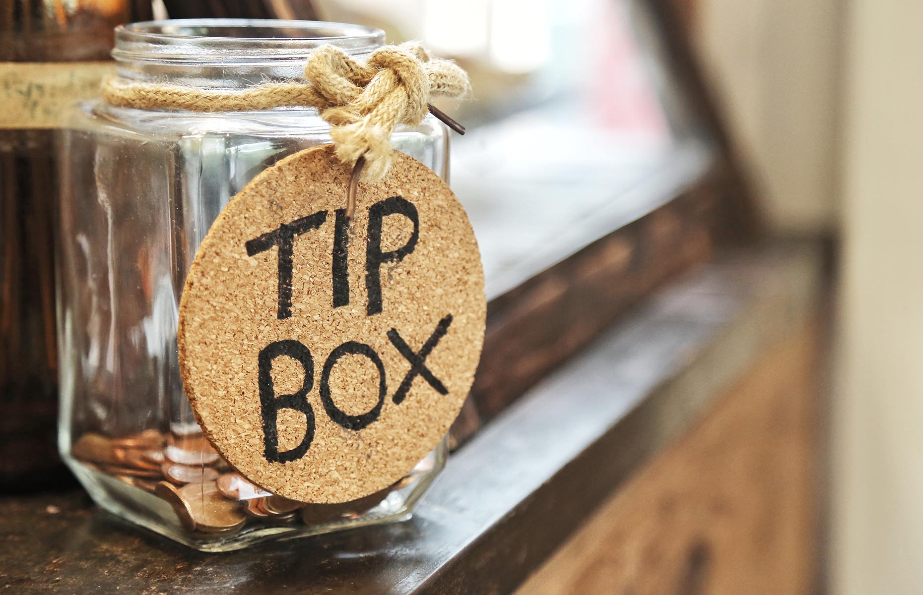 2. Chia rẽ v&agrave; chinh phục Theo khảo s&aacute;t của eurochange, một người trung b&igrave;nh mất từ ​​&pound; 500 đến &pound; 750 v&agrave;o kỳ nghỉ - một số tiền kh&aacute; lớn để mất trong một lần. Một trong những quy tắc h&agrave;ng đầu của trường học du lịch l&agrave; kh&ocirc;ng giữ tất cả tiền của bạn ở một nơi. Nếu bạn lấy cả tiền mặt v&agrave; thẻ v&agrave; cả hai đều bị đ&aacute;nh cắp từ c&ugrave;ng một chiếc v&iacute;, bạn sẽ thấy m&igrave;nh đang gặp kh&oacute; khăn về t&agrave;i ch&iacute;nh. Thay v&agrave;o đ&oacute;, h&atilde;y &aacute;p dụng phương ph&aacute;p nhiều lần - giấu tiền của bạn ở nhiều vị tr&iacute;.  C&aacute;ch tốt nhất để quyết định lấy bao nhi&ecirc;u tiền mặt l&agrave; tự hỏi bản th&acirc;n &ldquo;kỳ nghỉ của t&ocirc;i c&oacute; bị hủy hoại nếu t&ocirc;i mất số tiền n&agrave;y kh&ocirc;ng?&rdquo; Đặt ng&acirc;n s&aacute;ch h&agrave;ng ng&agrave;y. Sẽ rất hữu &iacute;ch nếu bạn mang theo một số nội tệ - tiền xu để lấy một c&acirc;y kem, những tờ tiền nhỏ để trả tiền boa hoặc mặc cả v&agrave; những tờ tiền lớn hơn cho nh&agrave; h&agrave;ng hoặc trải nghiệm thu được nhiều tiền đ&oacute;.