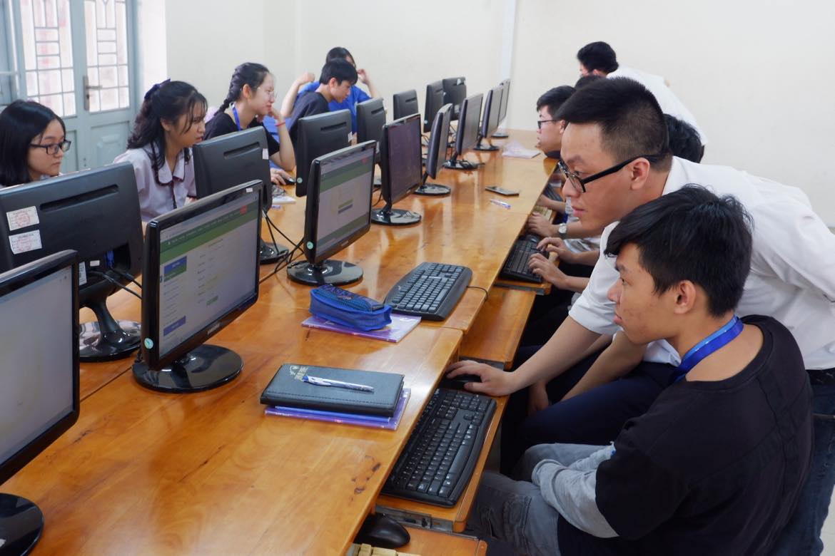 Nhiều trường đ&atilde; thực hiện thu&ecirc; m&aacute;y t&iacute;nh ngay từ đầu năm học