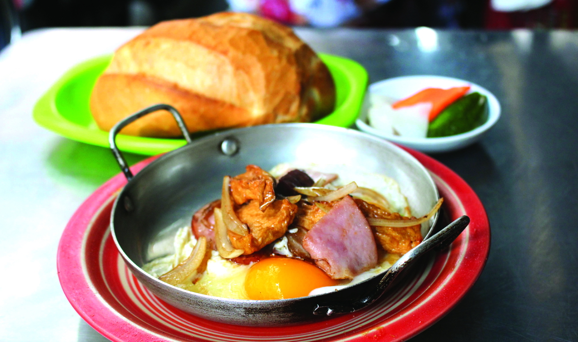 M&oacute;n &ldquo;b&aacute;nh m&igrave; ốp la đủ thứ&rdquo; với c&aacute;c nguy&ecirc;n liệu được chi&ecirc;n ch&aacute;y cạnh