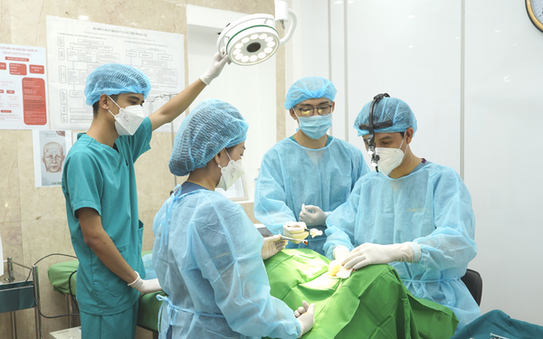 Dr. Đức Happy v&agrave; &ecirc;-k&iacute;p đang thực hiện ca thẩm mỹ mũi vi phẫu
