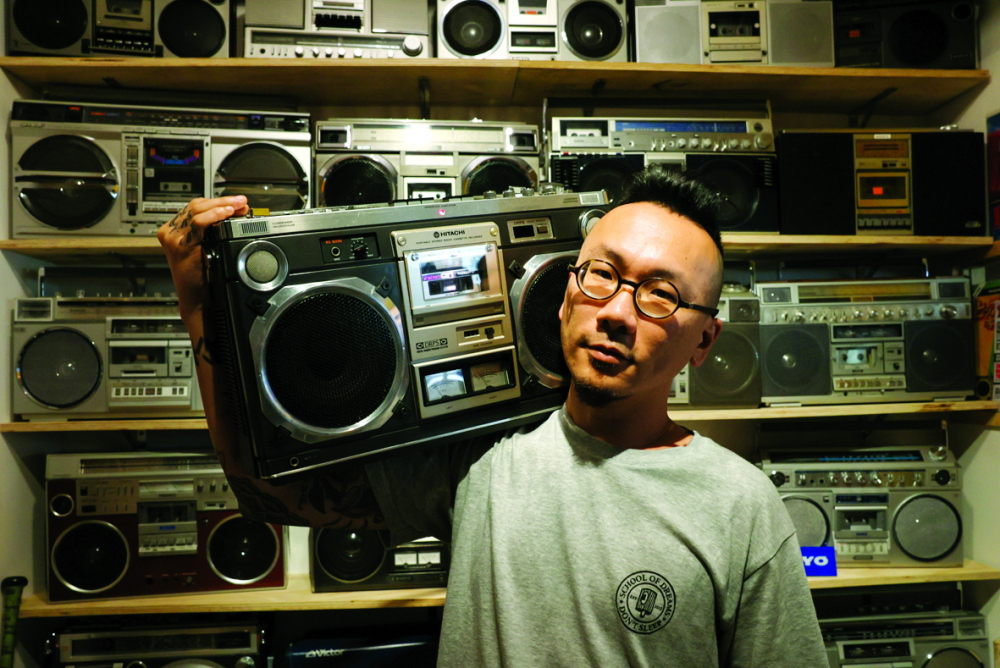 Anh Chow Yin-chi cầm một m&aacute;y cassette radio stereo di động của Hitachi