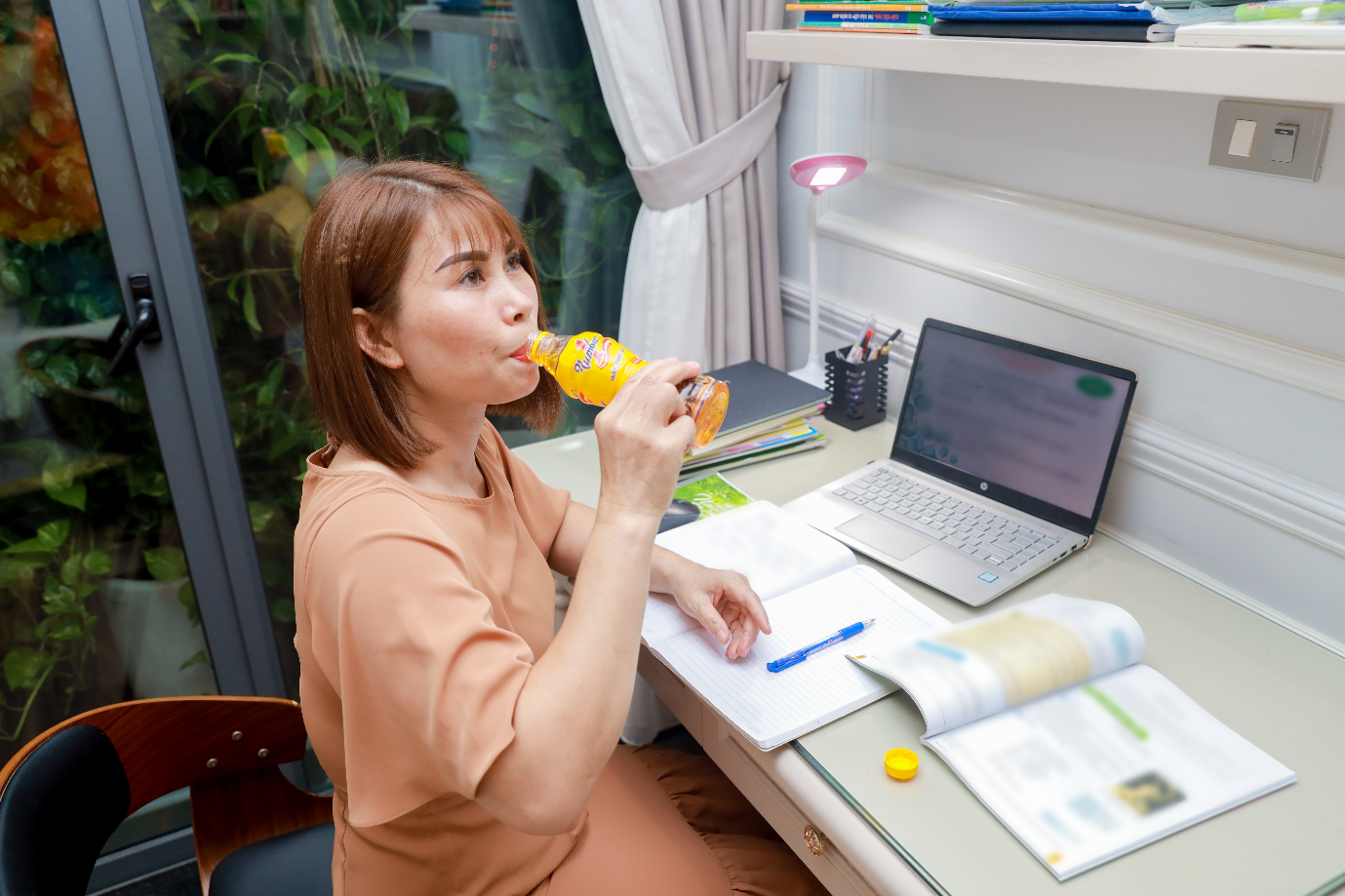 Nước tăng lực Number 1 được nhiều gi&aacute;o vi&ecirc;n tin tưởng lựa chọn để duy tr&igrave; sự tỉnh t&aacute;o, tập trung về đ&ecirc;m - Ảnh: THP