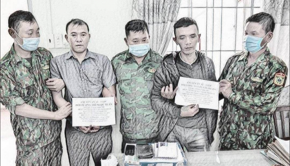 2 đối tượng bị lực lượng đ&aacute;nh &aacute;n bắt quả tang khi đang vận chuyển heroin - Ảnh: Huệ T&acirc;n