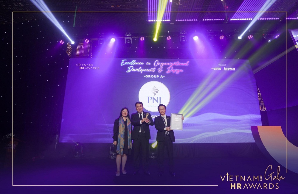 &Ocirc;ng L&ecirc; Tr&iacute; Th&ocirc;ng - Ph&oacute; chủ tịch HĐQT ki&ecirc;m Tổng gi&aacute;m đốc PNJ (ở giữa) v&agrave; &ocirc;ng Nguyễn Anh H&ugrave;ng - Gi&aacute;m đốc cao cấp nguồn nh&acirc;n lực PNJ vinh dự nhận giải Chiến lược đổi mới m&ocirc; h&igrave;nh quản trị nh&acirc;n sự - Ảnh: PNJ