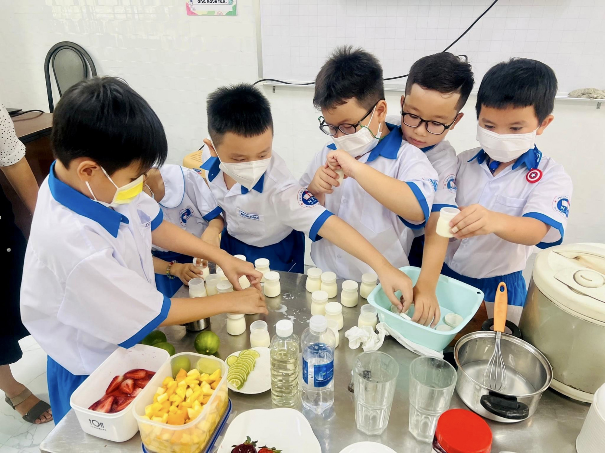 Học sinh Trường tiểu học Nguyễn Th&aacute;i Sơn học l&agrave;m sữa chua