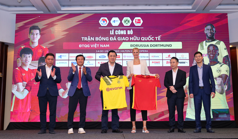 Trận đấu giao hữu giữa Việt Nam v&agrave; CLB Dortmund chuẩn bị được diễn ra v&agrave;o tối ng&agrave;y 30/11 - Ảnh: VFF