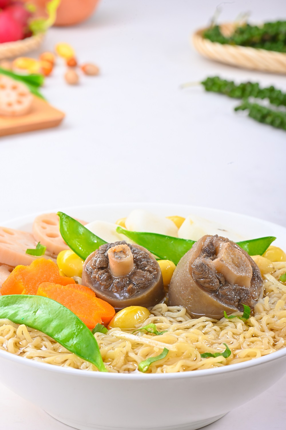 Sự kết hợp đu&ocirc;i b&ograve;, hạt sen c&ugrave;ng c&aacute;c loại củ quả thanh tao gi&uacute;p m&oacute;n ăn c&acirc;n bằng hương vị v&agrave; dinh dưỡng, kh&ocirc;ng chỉ ngon miệng m&agrave; c&ograve;n tốt cho sức khỏe