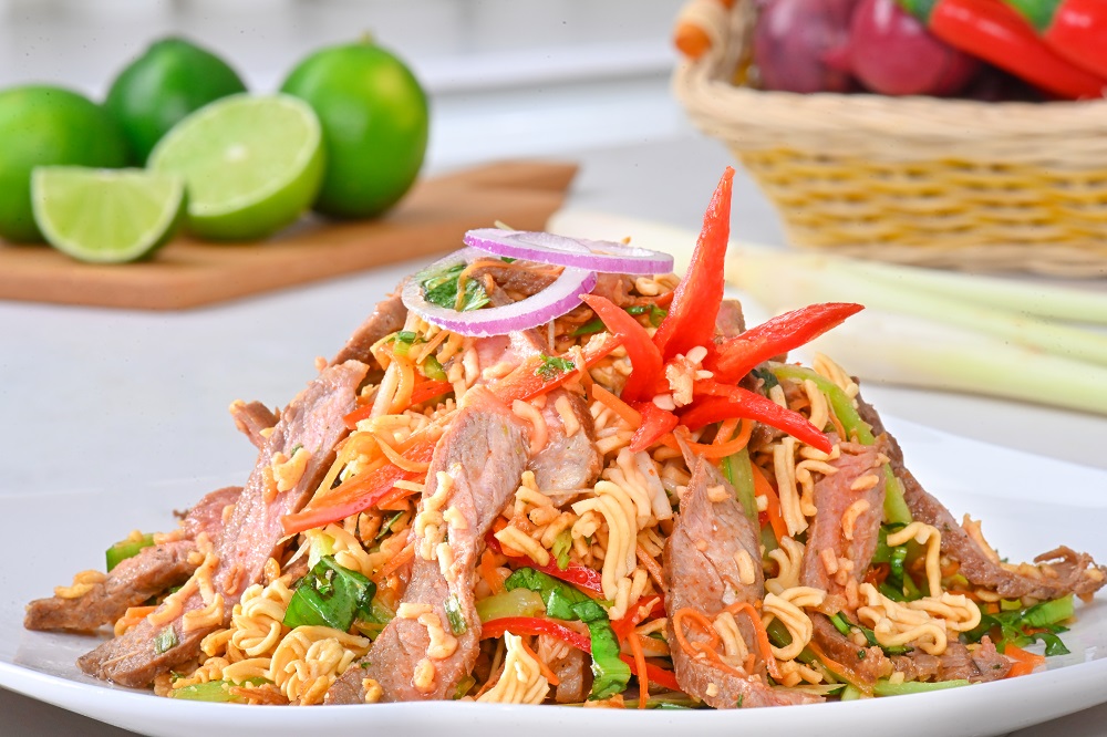 M&oacute;n salad độc đ&aacute;o n&agrave;y sẽ l&agrave; bữa tiệc vị gi&aacute;c th&uacute; vị cho cả gia đ&igrave;nh m&agrave; lại kh&ocirc;ng tốn qu&aacute; nhiều thời gian chuẩn bị
