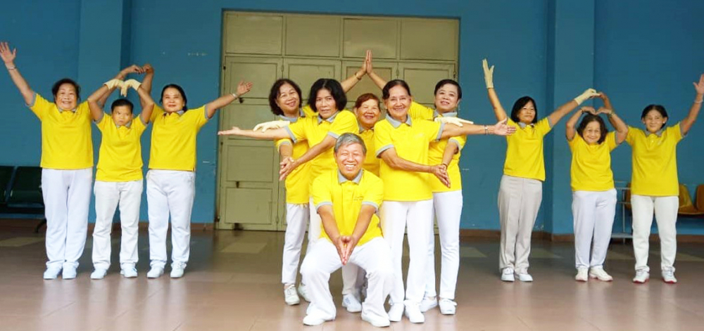 Đội h&igrave;nh dưỡng sinh do b&agrave; Ngọc Dung &ldquo;l&ocirc;i k&eacute;o&rdquo; (b&agrave; Dung đứng b&igrave;a tr&aacute;i, h&agrave;ng thứ hai, ph&iacute;a sau người đ&agrave;n &ocirc;ng)
