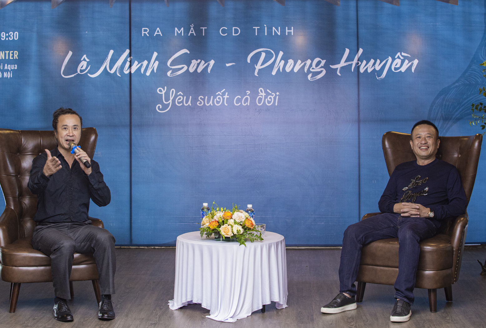  &ldquo;Y&ecirc;u suốt cả đời&rdquo;. Album gồm 8 ca kh&uacute;c mang &acirc;m hưởng d&ograve;ng nhạc pop trữ t&igrave;nh do Phong Huyền viết lời, L&ecirc; Minh Sơn phổ nhạc