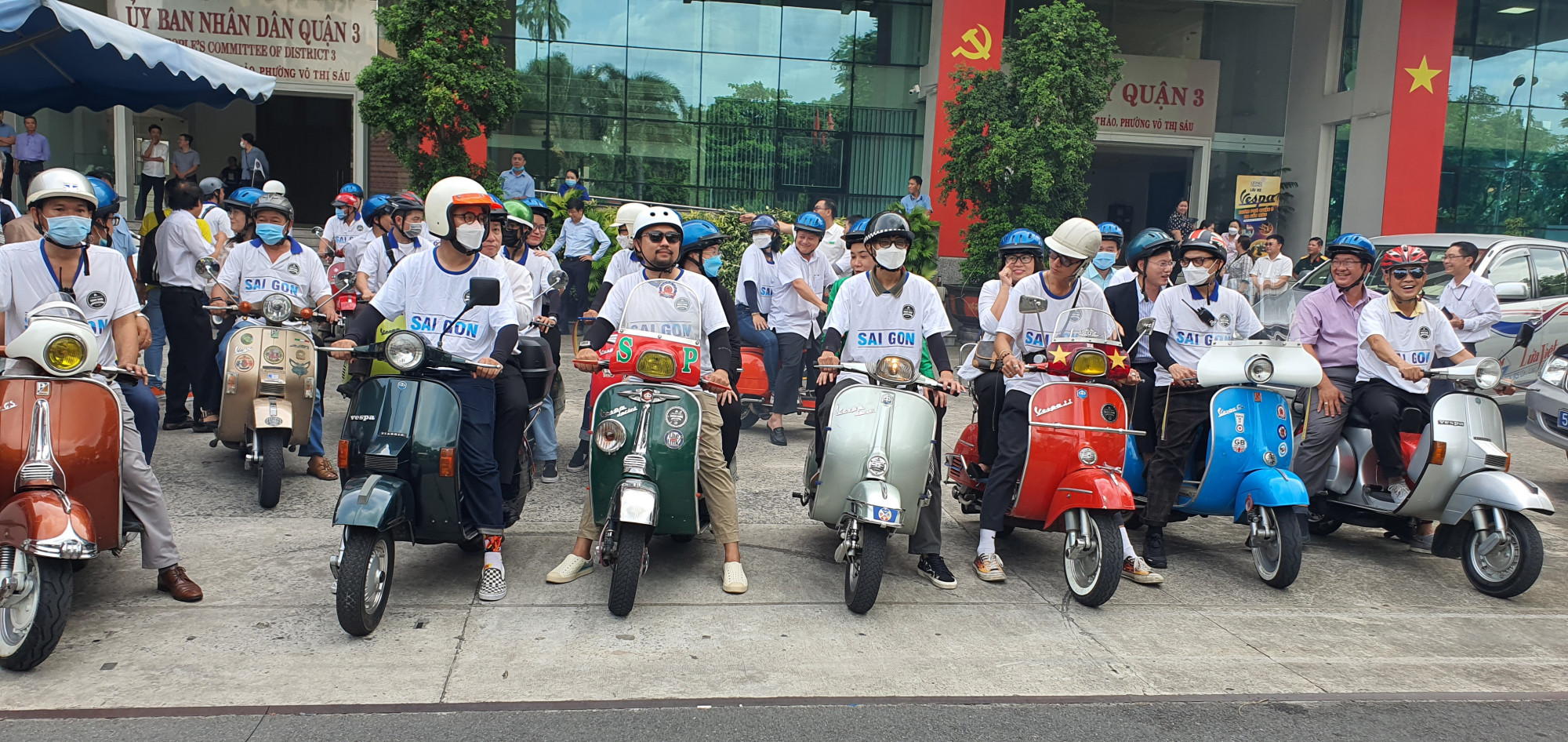 Kh&aacute;ch tham quan được tham gia chuyến du lịch v&ograve;ng quanh quận 3 bằng xe Vespa kh&aacute;m ph&aacute; quận 3 đa sắc m&agrave;u&rdquo;.Khoảng 30 chiếc xe vespa chuẩn bị chở kh&aacute;ch tham quan, đi đến c&aacute;c điểm đến của quận