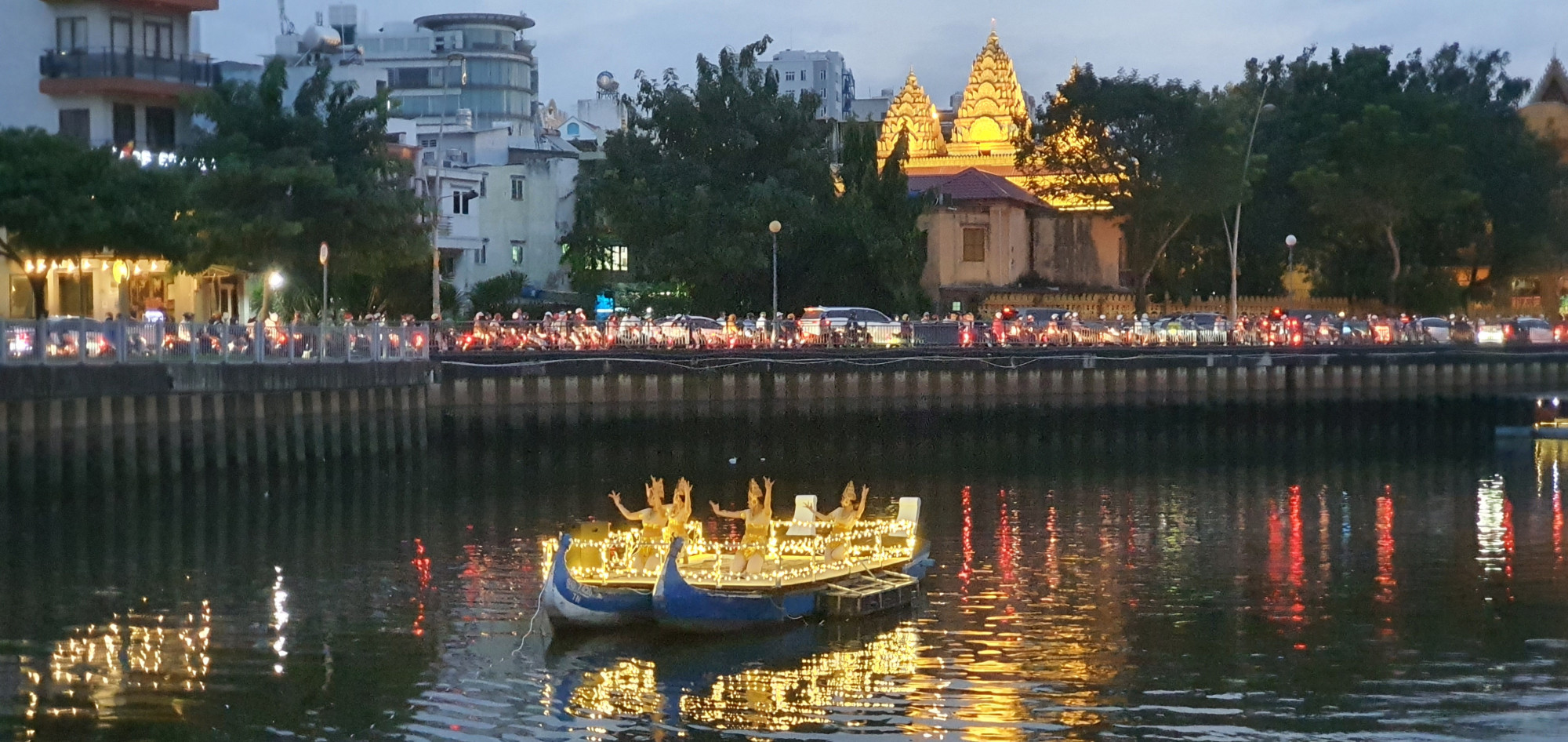 Trong  chuyến h&agrave;nh tr&igrave;nhThưởng ngoạn vẻ đẹp của ho&agrave;ng h&ocirc;n tr&ecirc;n d&ograve;ng K&ecirc;nh Nhi&ecirc;u Lộc, đắm say trong những điệu m&uacute;a của c&aacute;c n&agrave;ng ti&ecirc;n Apsara.