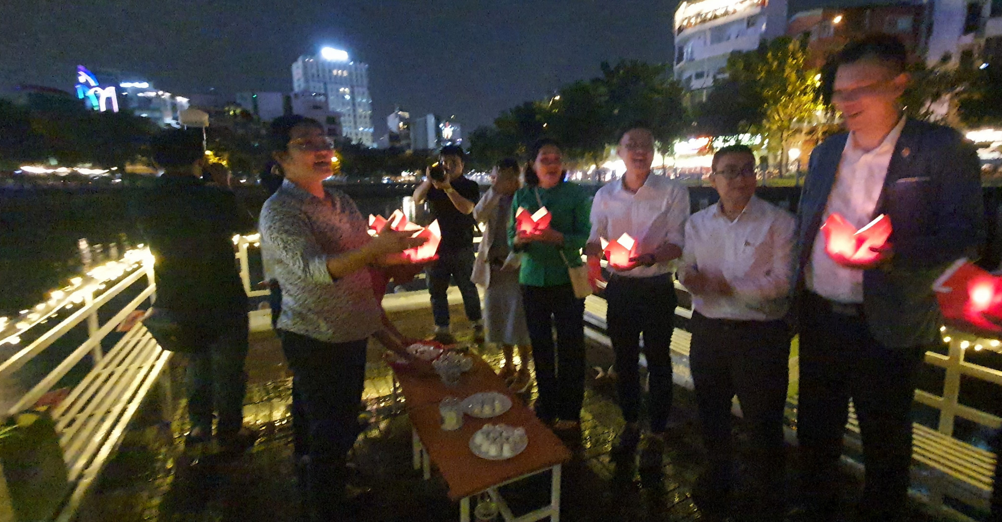 Kh&aacute;ch tham quan h&agrave;o hứng với phần thả hoa đăng tr&ecirc;n k&ecirc;nh Nhi&ecirc;u Lộc