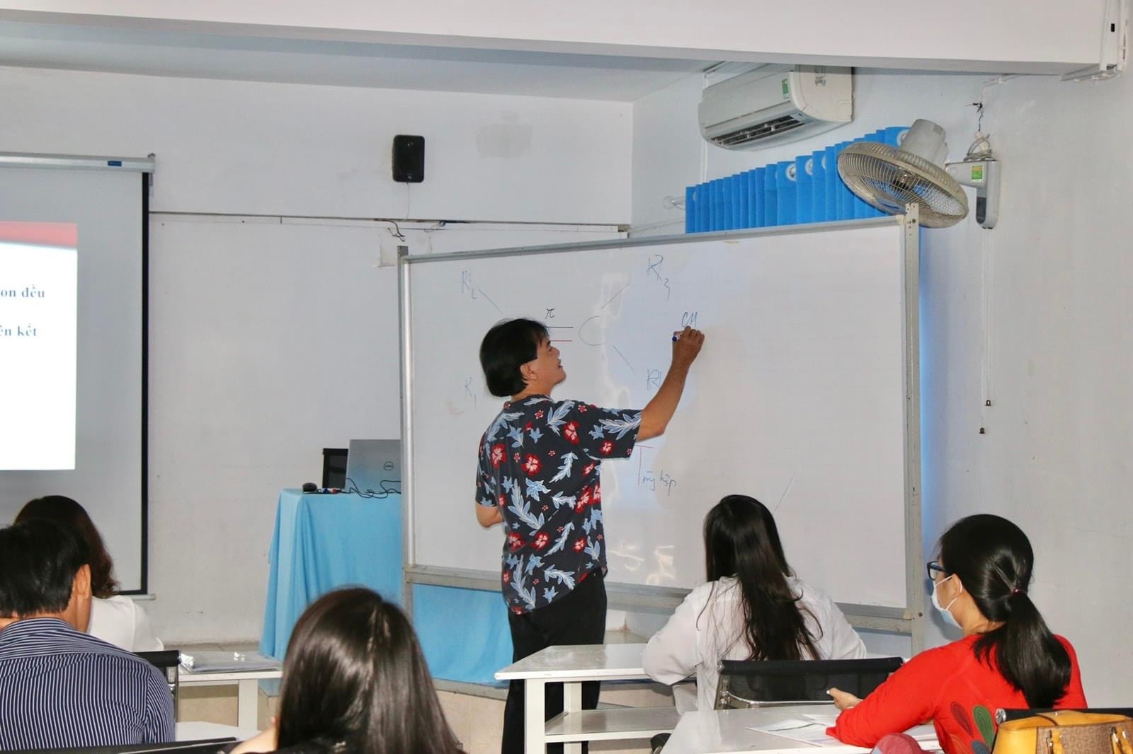 Sở GD-ĐT TPHCM vừa ban h&agrave;nh quy chế quản l&yacute;, x&eacute;t duyệt c&ocirc;ng chức, vi&ecirc;n chức, người lao động đi nước ngo&agrave;i