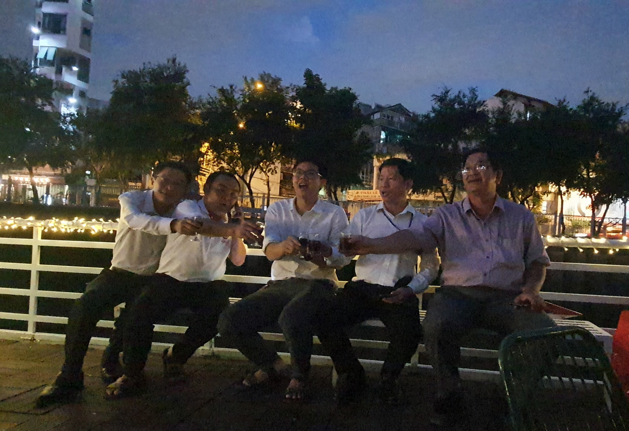 Du kh&aacute;ch cảm nhận du lịch bằng thuyền tr&ecirc;n k&ecirc;nh Nhi&ecirc;u Lộc, nh&acirc;m ly rượu vang, cảm nhận l&agrave;m gi&oacute; m&aacute;t nhẹ với hai h&agrave;ng liễu, c&acirc;y xanh hai b&ecirc;n bờ k&ecirc;nh