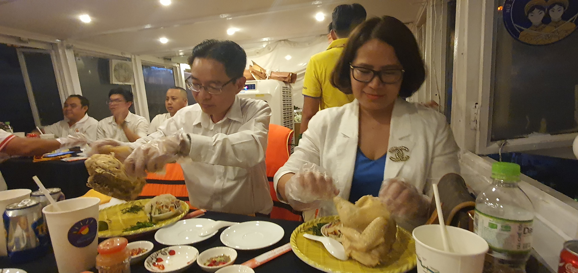 Thưởng thức bữa tối tr&ecirc;m s&ocirc;ng