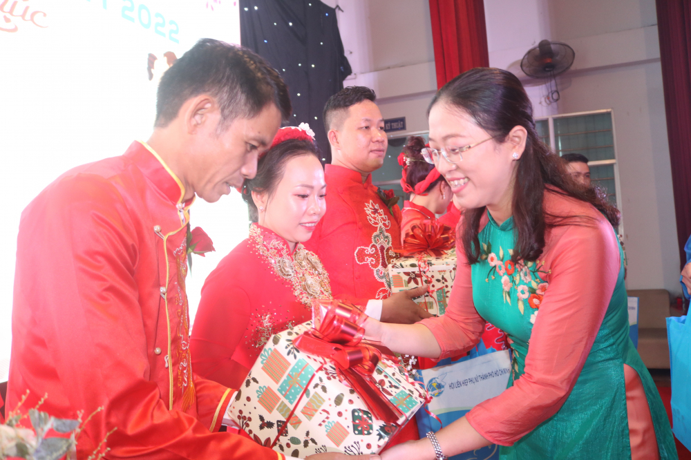B&agrave; Huỳnh Đặng H&agrave; Tuy&ecirc;n - Chủ tịch Hội LHPN quận B&igrave;nh T&acirc;n - gửi những phần qu&agrave; &yacute; nghĩa tới c&aacute;c cặp đội. 