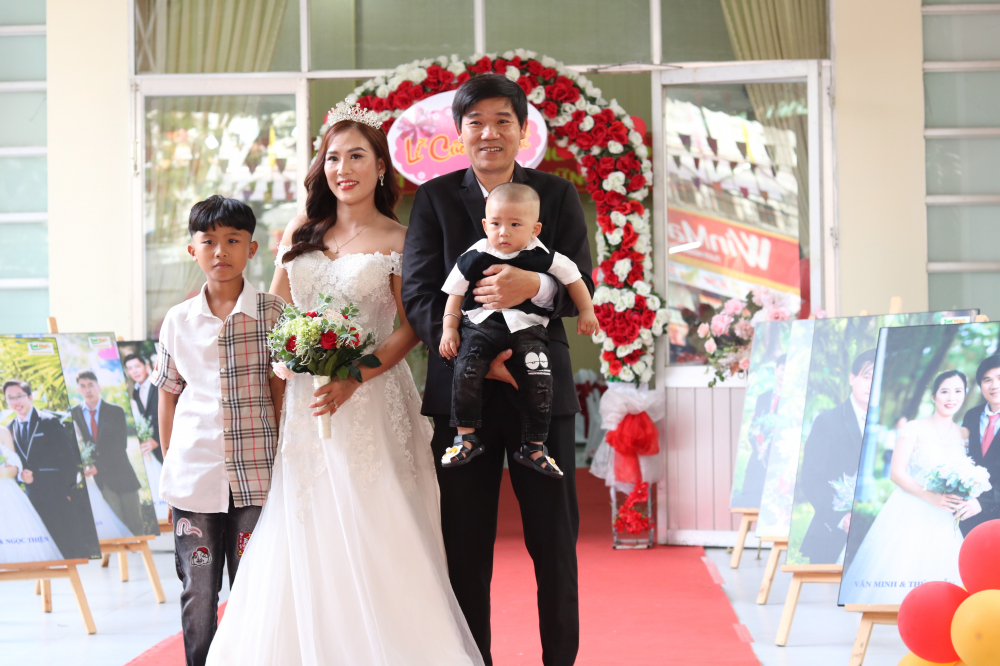 Ban tổ chức bố tr&iacute; sảnh cưới cho c&aacute;c cặp đ&ocirc;i đ&oacute;n người th&acirc;n, bạn b&egrave; tới chung vui v&agrave; chụp h&igrave;nh lưu giữ kỷ niệm. 