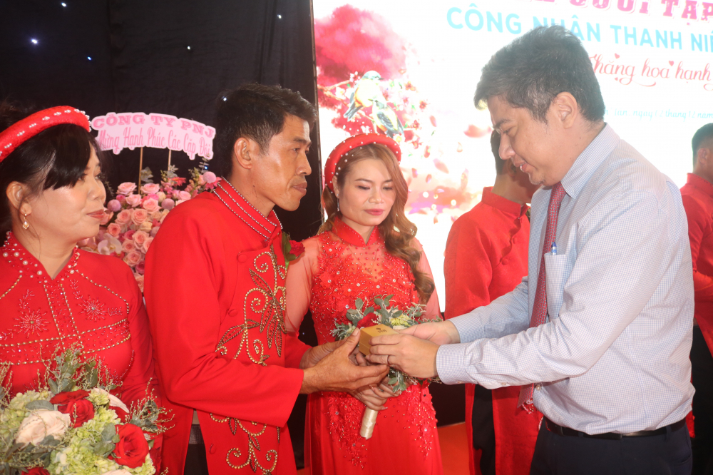 &Ocirc;ng Nguyễn Việt Quế Sơn - Ph&oacute; b&iacute; thư thường trực Quận ủy quận B&igrave;nh T&acirc;n - trao nhẫn cưới cho c&aacute;c cặp đ&ocirc;i. 
