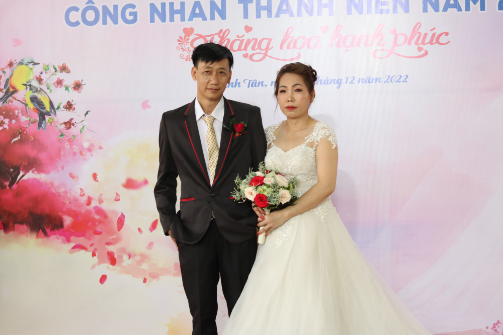 Sau 16 năm l&agrave;m vợ, l&agrave;m mẹ, cuối c&ugrave;ng chị B&iacute;ch Phượng cũng thỏa ước nguyện được kho&aacute;c &aacute;o c&ocirc; d&acirc;u. 