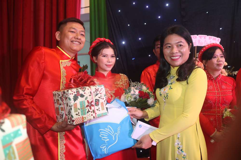 B&agrave; Nguyễn Trần Phượng Tr&acirc;n - Chủ tịch Hội LHPN TP.HCM - tới dự lễ cưới, tặng qu&agrave; ch&uacute;c mừng c&aacute;c cặp đ&ocirc;i. 