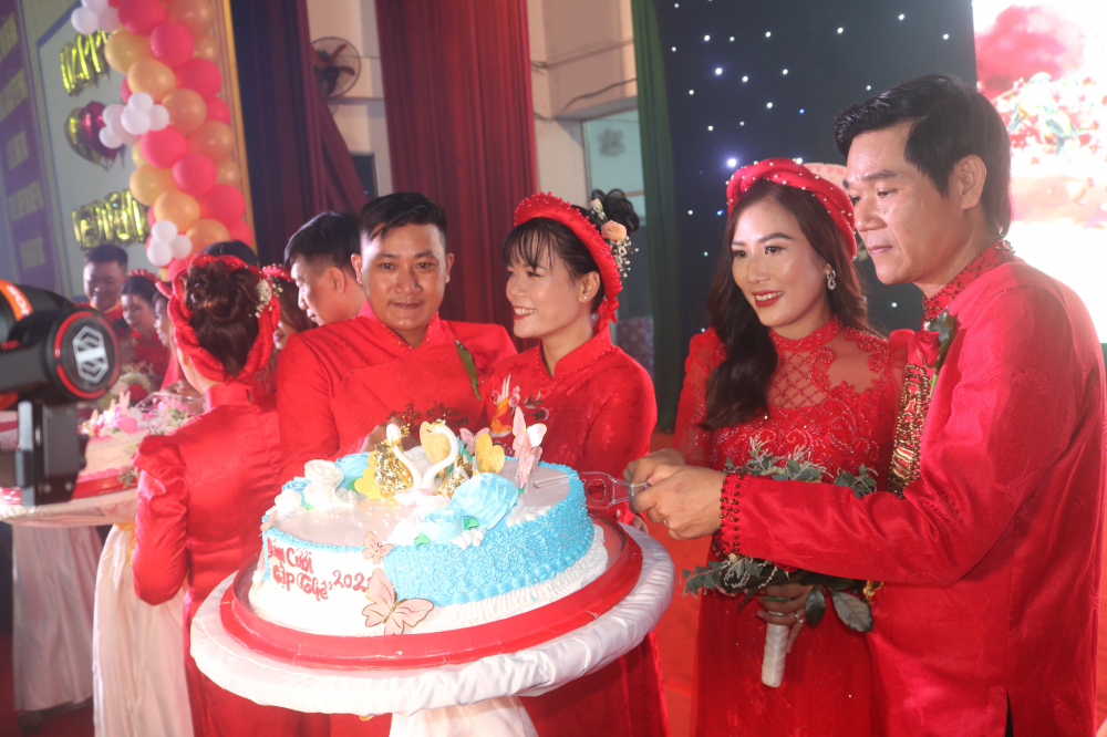 Nghi thức trao nhẫn cưới v&agrave; c&ugrave;ng cắt b&aacute;nh cưới. 