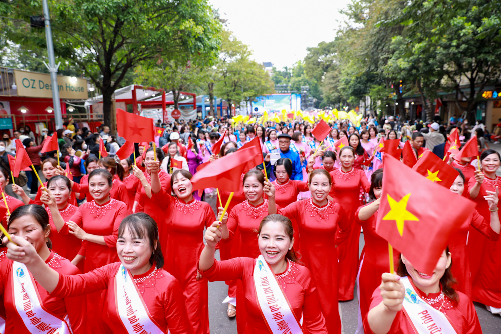 Trong khu&ocirc;n khổ lễ hội, chương tr&igrave;nh c&ograve;n c&oacute; c&aacute;c hoạt động b&ecirc;n lề như trưng b&agrave;y kh&ocirc;ng gian lịch sử &aacute;o d&agrave;i Việt Nam; kh&ocirc;ng gian giới thiệu sản phẩm &aacute;o d&agrave;i 3 miền, c&aacute;c sản phẩm du lịch với 50 gian h&agrave;ng từ c&aacute;c l&agrave;ng nghề của H&agrave; Nội, c&aacute;c h&atilde;ng h&agrave;ng kh&ocirc;ng, doanh nghiệp lữ h&agrave;nh, kh&aacute;ch sạn, khu, điểm du lịch, cơ sở mua sắm; kh&ocirc;ng gian triển l&atilde;m &aacute;o d&agrave;i...