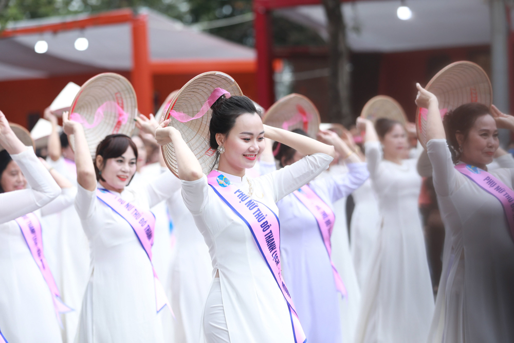 Lễ hội &aacute;o d&agrave;i du lịch H&agrave; Nội 2022 được tổ chức từ ng&agrave;y 2-4/12 với điểm nhấn l&agrave; phần biểu diễn, diễu h&agrave;nh &aacute;o d&agrave;i 3 miền tr&ecirc;n phố đi bộ ng&agrave;y 4/12.