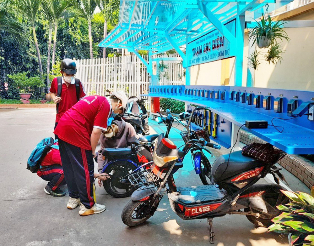 Trường THPT T&acirc;y Thạnh (quận T&acirc;n Ph&uacute;) x&acirc;y dựng trạm sạc điện để khuyến kh&iacute;ch học sinh đi xe điện - ẢNH: P.T