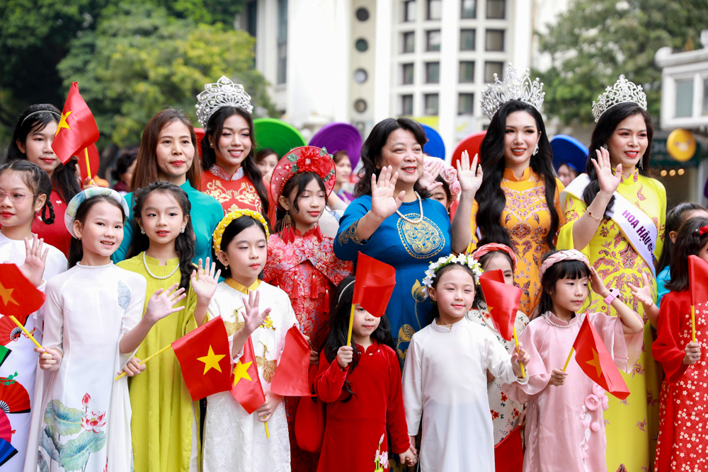 Diễn ra trong 3 ng&agrave;y, c&ocirc;ng ch&uacute;ng v&agrave; du kh&aacute;ch được t&igrave;m hiểu về lịch sử &aacute;o d&agrave;i v&agrave; chi&ecirc;m ngưỡng vẻ đẹp của trang phục truyền thống Việt Nam.