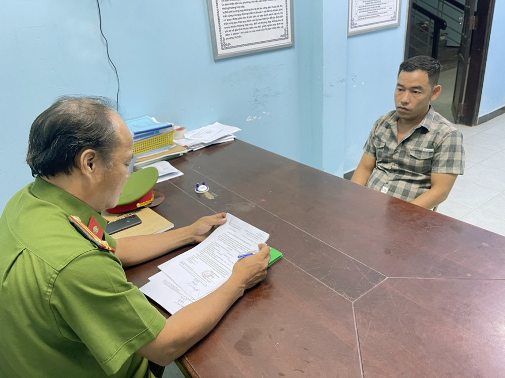 Đối tượng Lê Bảo Nguyên - (sinh năm 1984, trú tại phường Hương Sơ, TP Huế) - ông chủ trong đường dây cá độ bóng đá 30 tỷ vừa được Công an tỉnh Thừa Thiên - Huế bắt giữ