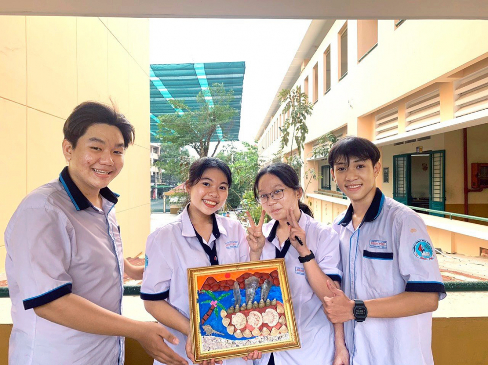 Học sinh Trường THPT B&igrave;nh Ph&uacute; (quận 6) với tranh t&aacute;i chế l&agrave;m từ vỏ s&ograve; v&agrave; r&aacute;c thải - ẢNH: P.T