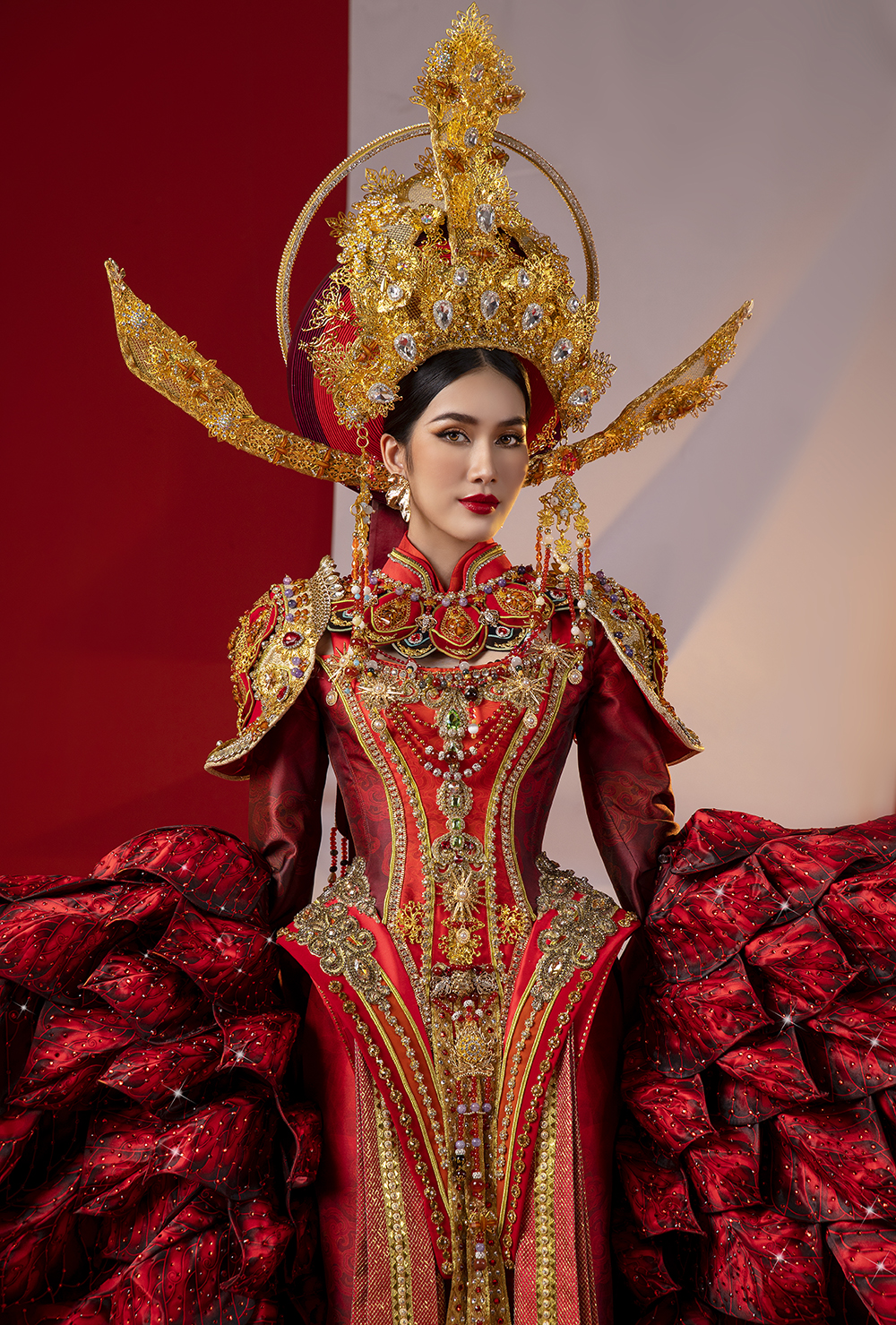 Tr&ecirc;n trang phục đ&iacute;nh nhiều cườm đ&aacute; cầu kỳ, gi&uacute;p thiết kế sẽ bắt s&aacute;ng tốt tr&ecirc;n s&acirc;n khấu. Bộ đ&ocirc;i NTK cho biết ngo&agrave;i h&igrave;nh ảnh hoa trạngg nguy&ecirc;n, bộ trang phục c&ograve;n lấy &yacute; tưởng từ c&acirc;u chuyện tương truyền về b&agrave; ch&uacute;a Sao (Nguyễn Thị Duệ), cải nam trang, dự thi khoa bảng, v&agrave; đỗ đầu. 