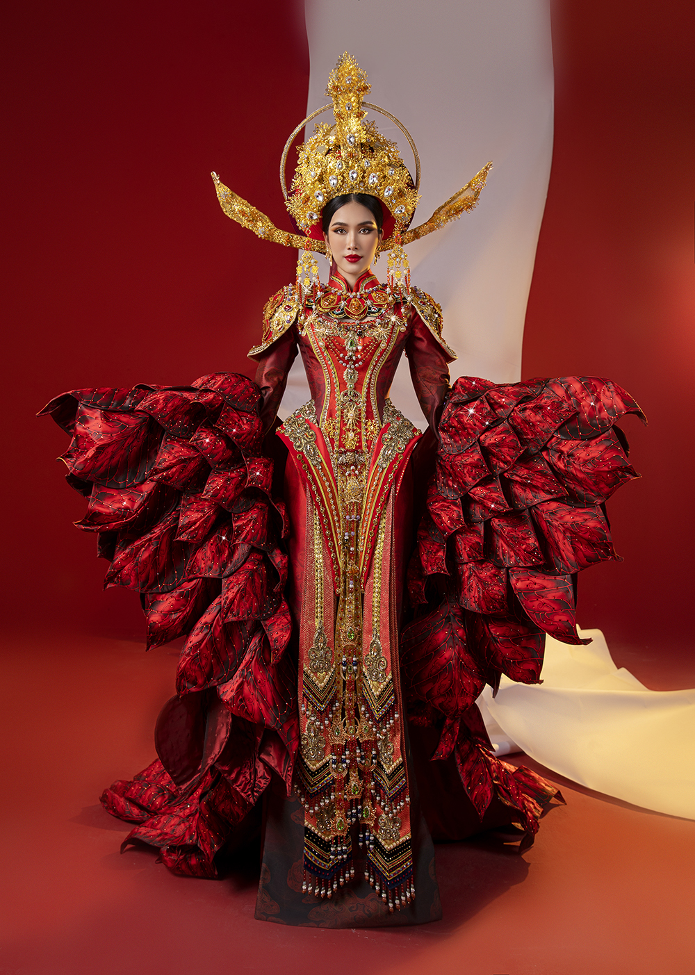 Trang phục truyền thống của &aacute; hậu Phương Anh lấy &yacute; tưởng từ hoa trạng nguy&ecirc;n, với t&ocirc;ng m&agrave;u v&agrave;ng, đỏ l&agrave;m chủ đạo. 