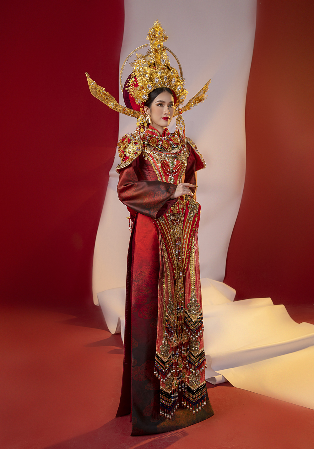 Phần t&agrave; d&agrave;i rộng c&ugrave;ng chi tiết hoa trạng nguy&ecirc;n đều c&oacute; thể t&aacute;ch rời, gi&uacute;p trang phục gọn nhẹ hơn. 