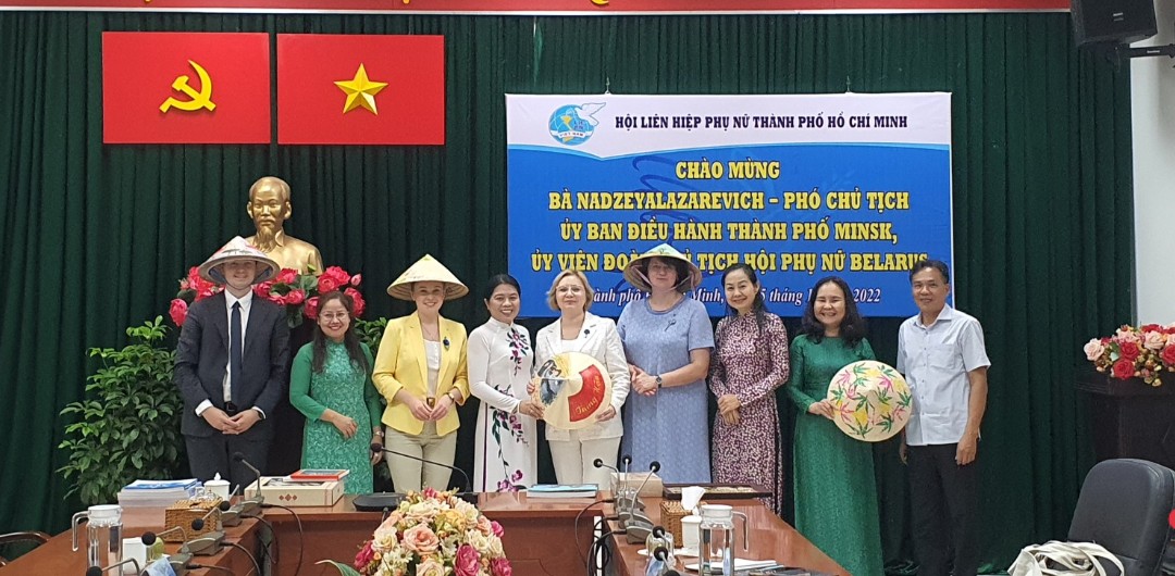 Nh&acirc;n buổi gặp gỡ, Hội LHPN TPHCM tặng qu&agrave; lưu niệm gửi đến B&agrave; Nadzeya LAZAREVICH &ndash; Ph&oacute; Chủ tịch Ủy ban Điều h&agrave;nh Th&agrave;nh phố Minsk, Ủy vi&ecirc;n Đo&agrave;n Chủ tịch Hội Phụ nữ Belarus c&ugrave;ng c&aacute;c th&agrave;nh vi&ecirc;n trong đo&agrave;n.