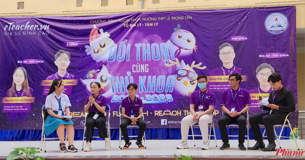 C&aacute;c thủ khoa chia sẻ tại buổi đối thoại