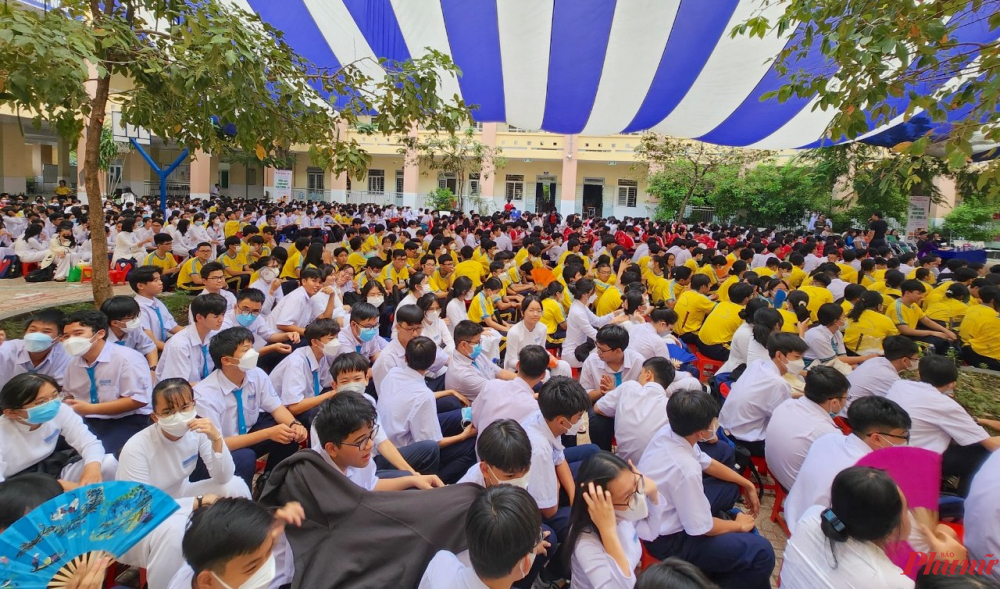 Đ&ocirc;ng đảo học sinh tham gia đối thoại với thủ khoa