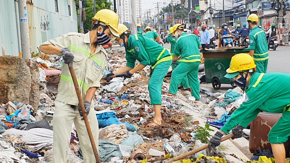 C&ocirc;ng nh&acirc;n vệ sinh thu gom r&aacute;c ở TPHCM 
